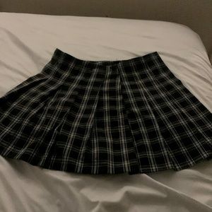 I love this black and white skirt but it’s time to let go ☹️